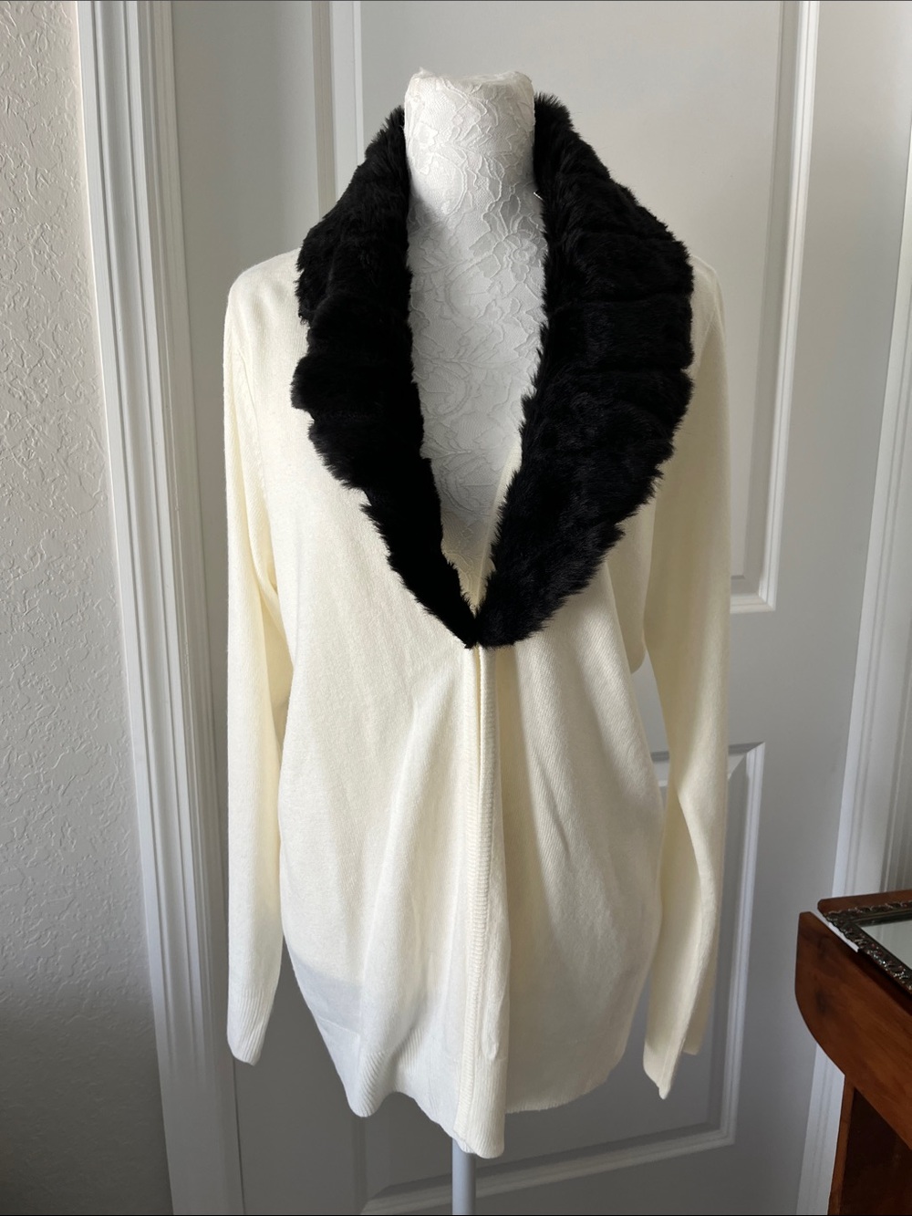 Laura Scott Egret Cardigan with Black Faux Fur Collar NWT
